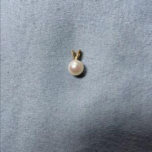 Dainty, classic pearl and gold pendant